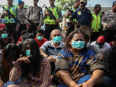 Sejumlah warga yang diduga sebagai pengedar dan pengguna narkoba diciduk petugas Polres Jakut saat penggerebekan di Kampung Bahari, Tanjung Priok, Jakarta, Kamis (25/8). Penggerebekan melibatkan ratusan personel gabungan. (Liputan6.com/Faizal Fanani)