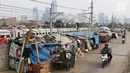 Gubuk liar berdiri di sepanjang jalur inspeksi Kanal Banjir Barat di Tanah Abang, Jakarta, Jumat (3/11). Gubuk liar yang berdiri di sepanjang jalur inspeksi Kanal Banjir Barat ini menimbulkan kesan kumuh dan berantakan. (Liputan6.com/Immanuel Antonius)