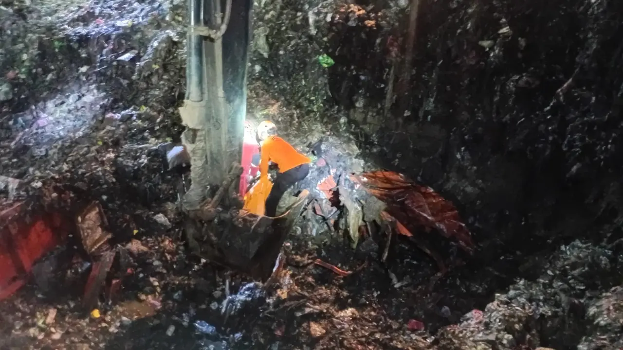Proses evakuasi korban longsoran sampah di TPST Bantargebang, Kota Bekasi.