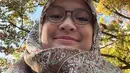 Meski jarang tersorot, gaya hijab Khadeeja Aisha membuktikan bahwa ia mampu tampil dewasa tanpa kehilangan kepribadiannya. Penampilan ini menjadi inspirasi banyak remaja yang ingin tampil sederhana namun tetap elegan. Kehadirannya kerap menjadi pusat perhatian, terutama saat menemani ayahnya dalam berbagai kesempatan. (Liputan6.com/IG/@khadeejaisha)