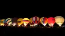 Balon udara menyala saat "Magic Night" hari kedua kegiatan Festival Balon Udara Internasional ke-21, di Leon, negara bagian Guanajuato, Meksiko, 18 November 2023. (ULISES RUIZ/AFP)