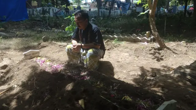 Ketua KPPS 28 Kelurahan Tukangkayu, Kecamatan Banyuwangi, Nanang Subiyanto (55) meninggal dunia karena kelelahan. (Liputan6.com/Dian Kurniawan)