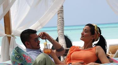 Cerita Cinta Atiqah Hasiholan Dan Rio Dewanto Di Maladewa News Entertainment Fimela Com