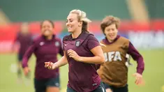 Pemain Inggris, Toni Duggan saat sesi latihan di Stadium Commonwealth, Edmonton, Kanada, Selasa (30/6/2015). Inggris akan menghadapi Jepang di semifinal Piala Dunia Wanita 2015. (AFP Photo/Geoff Robins)
