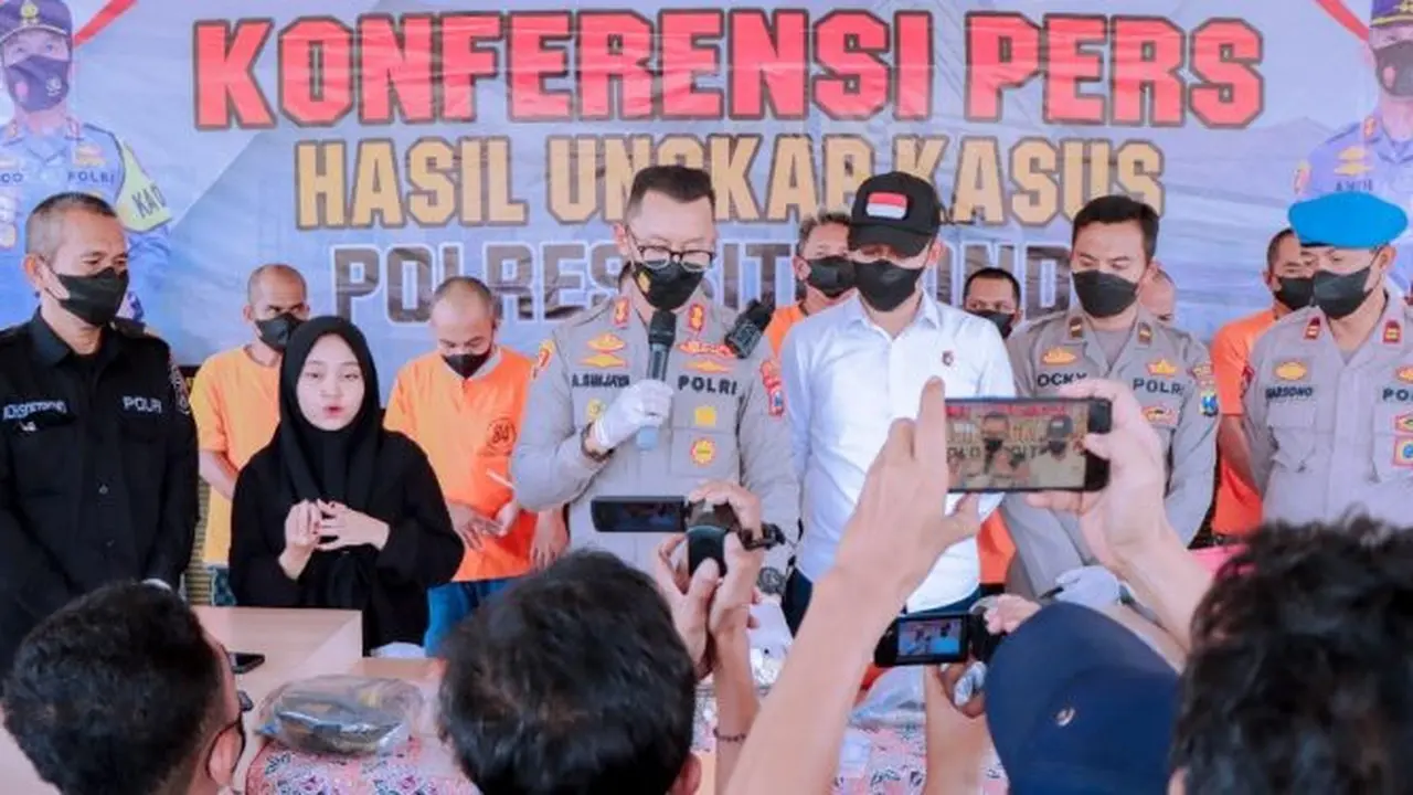 Kapolres Situbondo AKBP Andi Sinjaya memberikan keterangan pers dalam ungkap kasus operasi Sikat Semeru 2022 (Istimewa)