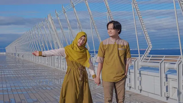 7 Potret Anisa Rahma dan Anandito Pakai Baju Couple, Kompak Banget