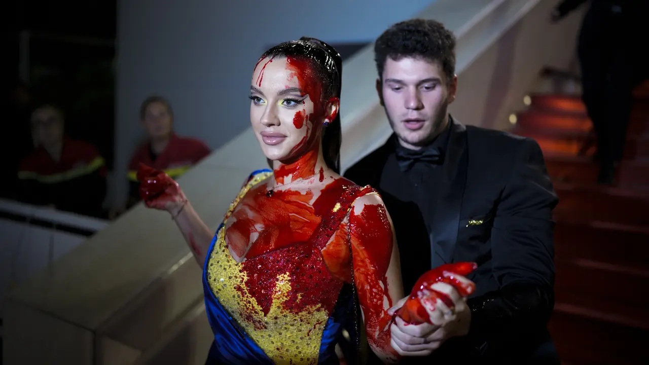 Perempuan Ini Bergaun Warna Bendera Ukraina dan Berlumuran Darah di Festival Film Cannes