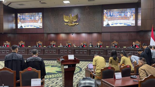 Mahkamah Konstitusi (MK) menggelar sidang putusan uji materi batas usia capres-cawapres di Jakarta, Senin (16/10/2023). (
