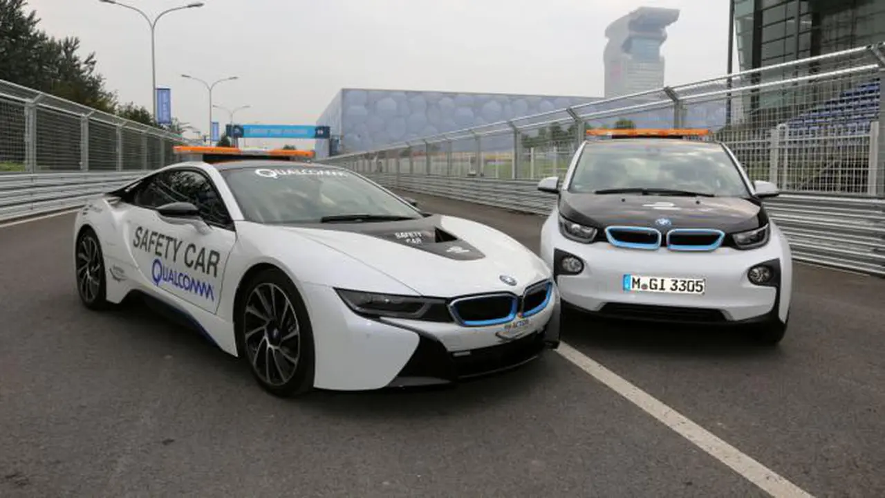 Dua Mobil Hijau BMW Kawal Balapan Formula E
