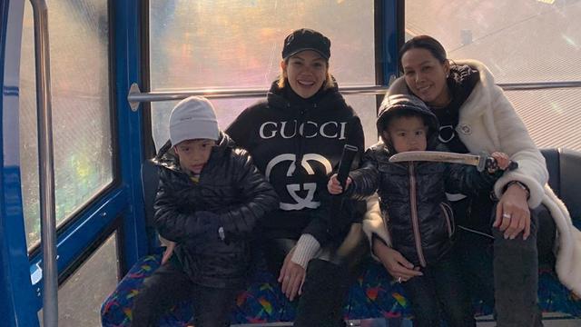 6 Potret Kebersamaan Nikita Mirzani dan Fitri Salhuteru, Bak Saudara Kandung