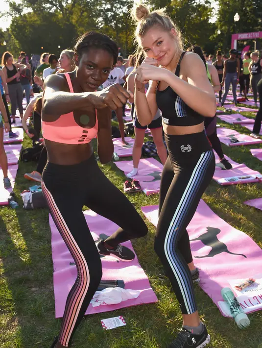 Dua model Victoria's Secret, Zuri Tibby dan Rachel Hilbert saat berolahraga dalam peluncuran Ultimate Sports Bra di Columbus, Ohio, (5/10). Peluncuran Sports Bra ini bertajuk Victoria's Secret PINK. (AFP Photo/Dimitrios Kambouris)