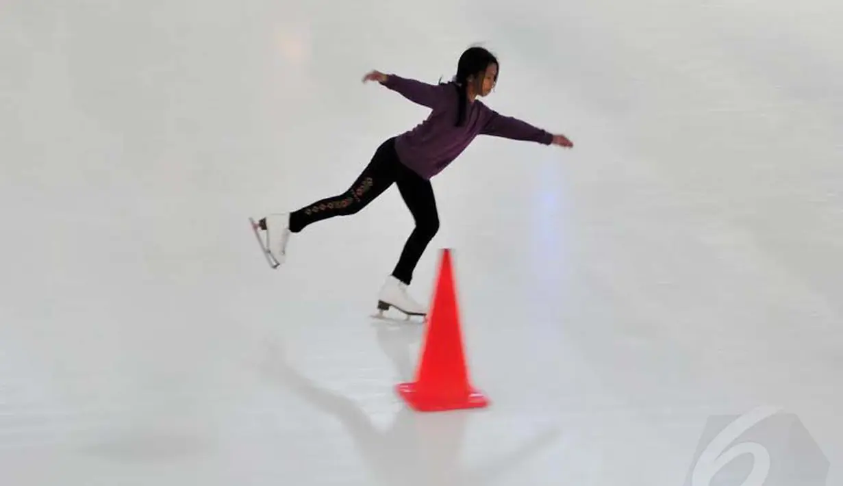 Untuk bermain ice skating, pengunjung dikenakan tarif bermain selama 2 jam   dengan kisaran Rp 60.000-70.000 (Liputan6.com/Johan Tallo) 