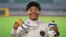 Atlet lari gawang putri Indonesia, Dina Aulia berpose saat upacara pemberian medali untuk final lari gawang 100 meter putri di SEA Games ke-33 di Bangkok, Thailand, Jumat 12 Desember 2025. Indonesia mendominasi 100 meter lari gawang putri SEA Games 2025 Thailand. (AP Photo/Achmad Ibrahim)