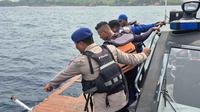 Kepala Kantor Basarnas Maumere, Fathur Rahman, mengatakan bahwa pada hari kedua pencarian, tim gabungan menemukan barang-barang yang diduga milik kapal KM Putri Sakinah berupa tabung gas, serpihan atau puing kapal KM Putri Sakinah, dan bagian kamar nahkoda. Tampak dalam foto yang dirilis oleh Badan Nasional Pencarian dan Penyelamatan (BASARNAS) Indonesia pada Sabtu, 27 Desember 2025, memperlihatkan para penyelamat memeriksa puing-puing yang diyakini berasal dari kapal wisata yang tenggelam, di dekat Pulau Padar, Taman Nasional Komodo, Indonesia. (BASARNAS via AP)