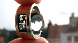 Cincin pernikahan ini mengadopsi cara kerja proyektor, salah satu bagian cincin jika dihadapkan membelakangi matahari akan memantulkan foto pasangan di sisi cincin yang lainnya. (technabob.com)