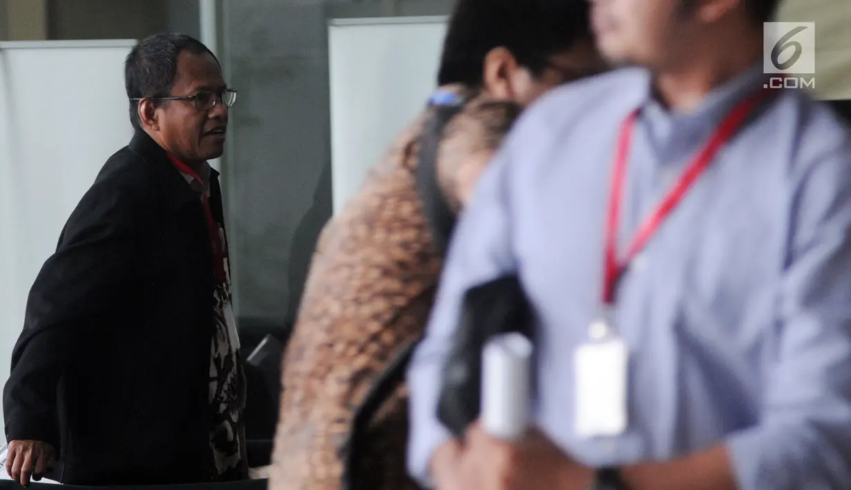 Sekretaris Menteri (Sesmen) BUMN, Imam Apriyanto Putro memenuhi panggilan penyidik KPK di Jakarta, Kamis (1/11). Imam diperiksa sebagai saksi dalam kasus dugaan korupsi komisi kegiatan fiktif agen PT Asuransi Jasindo. (Merdeka.com/Dwi Narwoko)