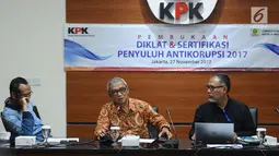 Mantan pimpinan KPK, Abraham Samad, M Busyro Muqoddas, dan Bambang Widjojanto (kiri ke kanan) menyampaikan pandangan kepada peserta Diklat & Sertfikasi Penyuluh Antikorupsi di Gedung KPK, Jakarta, Senin (27/11). (Liputan6.com/Helmi Fithriansyah)