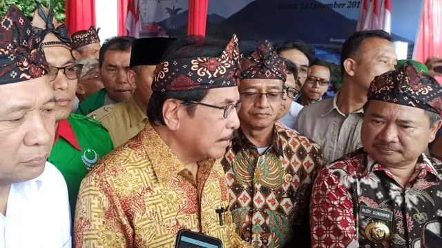 Didampingi Bupati Garut Rudy Gunawan dan Menkop UKM Teten Masduki, Menteri ATR/BPN Sofyan Djalil tengah memberkan penjelasan kepada wartawan di Garut