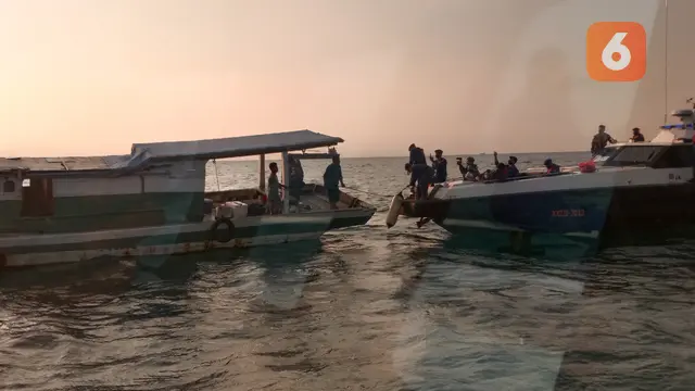 Nelayan Yang Sedang Mencari Ikan Dibagikan Takjil Buka Puasa. (Selasa, 12/04/2022). (Liputan6.com/Yandhi Deslatama).