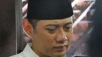 Anak presiden ke-6 RI Susilo Bambang Yudhoyono, Agus Harimurti Yudhoyono memanjatkan doa di dekat peti jenazah Ani Yudhoyono di Puri Cikeas, Bogor, Jawa Barat, Minggu (2/6/2019). (Liputan6.com/Immanuel Antonius)