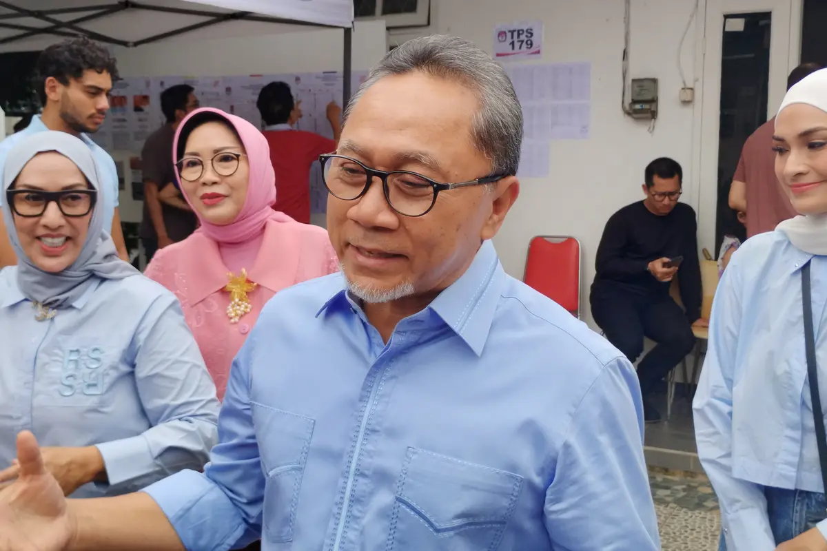 Menteri Perdagangan (Mendag) Zulkifli Hasan atau akrab disapa Zulhas buka suara terkait kelangkaan beras kepada wartawan usai pencoblosan di Jakarta, Rabu (14/2/2024). (Gagas/Liputan6.com)