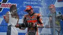 Marc Marquez merayakan kemenangan perdananya di MotoGP San Marino di Sirkuit Misano, Minggu (13/9/2015). (AFP Photo/Vincenzo Pinto)