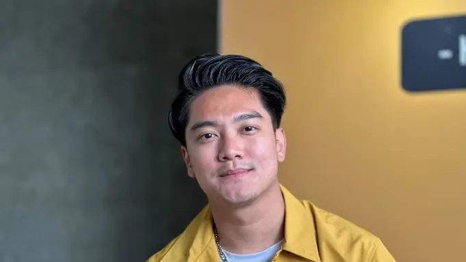 Boy William Menceritakan tentang Kondisi Telinga Sebelah Kiri yang Tidak Berfungsi Sama Sekali. Boy Mengalami Tuli atau Budek Sejak Kecil. Namun, Dia Tidak Tahu Penyebab Bisa Mengalami Gangguan Pendengaran (Aditya Eka Prawira/Liputan6.com)