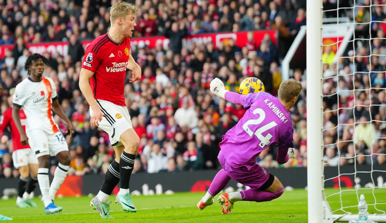 Sayangnya, striker Rasmus Hojlund masih belum bisa membuka keran gol di Liga Inggris. Rasmus Hojlund gagal mencetak gol perdananya di Liga Inggris setelah kiper Luton, Thomas Kaminski, melakukan penyelamatan gemilang. (AP Photo/Jon Super)