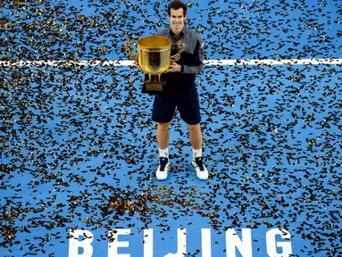 Petenis Inggris Raya, Andy Murray mengangkat trofi sebagai juara turnamen China Open setelah mengalahkan petenis Bulgaria Grigor Dimitrov, di Beijing, Minggu (9/10). Ini adalah gelar ke-40 Murray dalam karirnya di tenis profesional. (REUTERS/Stringer)