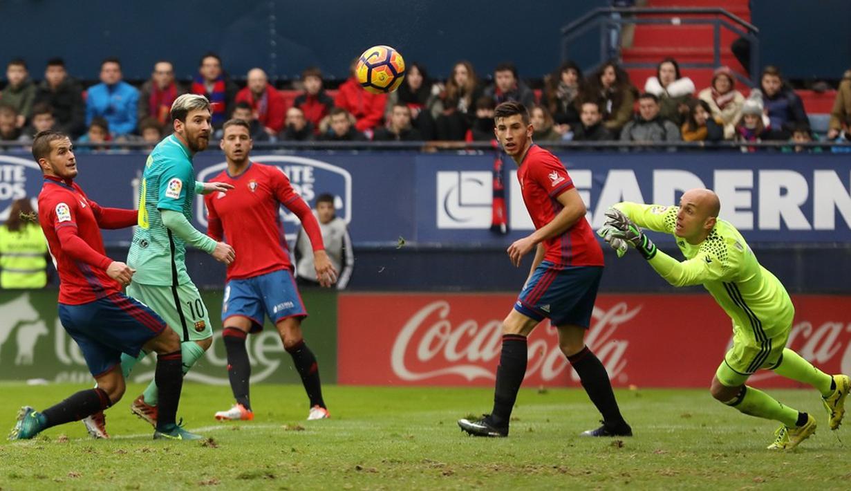 Barcelona yang menggandakan keunggulan pada menit ke-72. Lagi-lagi, Jordi Alba menjadi kreator setelah umpannya dimanfaatkan Messi menjadi gol untuk Barcelona. (AFP/Cesar Manso)