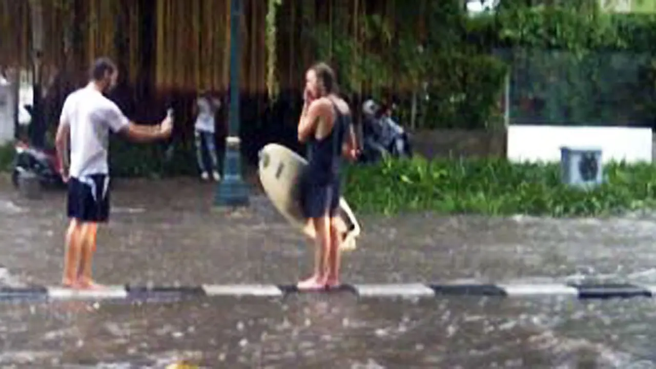 surfing-banjir121222c.jpg