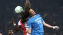 Matteo Guendouzi (kanan). Gelandang Prancis berusia 23 tahun yang didatangkan Arsenal dari FC Lorient pada awal musim 2018/2019 dengan nilai transfer sebesar 8 juta euro ini dipinjamkan selama 1 musim ke Marseille pada awal musim 2021/2022 disertai opsi pembelian di akhir masa peminjaman. Tampil apik dalam total 55 laga bersama Marseille di semua ajang dengan torehan 4 gol dan 14 assist, Marseille pun resmi mempermanenkannya mulai musim 2022/3023 dengan nilai transfer sebesar 11 juta euro. (AFP/Kenzo Tribouillard)