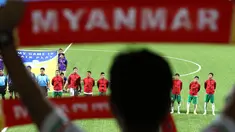 Ekspresi pemain Timnas Indonesia U-23 jelang meyanyikan lagu Indonesia Raya saat melawan Myanmar U-23 di SEA Games 2015 yang berlangsung di Stadion Jalan Besar, Singapura. Selasa (2/6). Indonesia U-23 kalah dengan skor 2-4. (Bola.com/Arief Bagus)