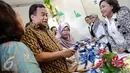Mendag, Rachmat Gobel melihat gula saat pembukaan pasar murah di Kemendag, Jakarta, Kamis, (25/6/2015). Pasar murah yang diadakan hingga 10 Juli menyediakan berbagai barang untuk kebutuhan mikro menengah. (Liputan6.com/Faizal Fanani)
