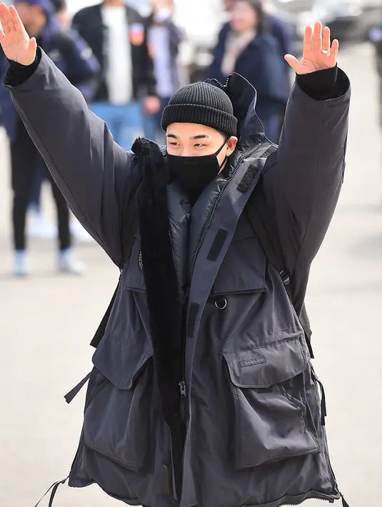 Sebelum resmi menjalankan tugas wajib militernya, Taeyang pun mengucapkan salam perpisahan kepada para staf YG Entertainment dan para penggemrnya. (Foto: soompi.com)
