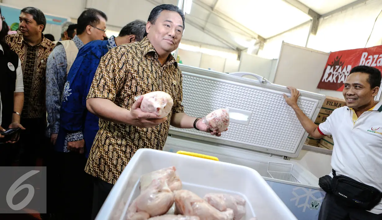 Mendag, Rachmat Gobel meninjau salah satu stan saat membuka pasar murah di Kemendag, Jakarta, Kamis, (25/6/2015). Pasar murah yang diadakan hingga 10 Juli menyediakan berbagai barang untuk kebutuhan mikro menengah. (Liputan6.com/Faizal Fanani)