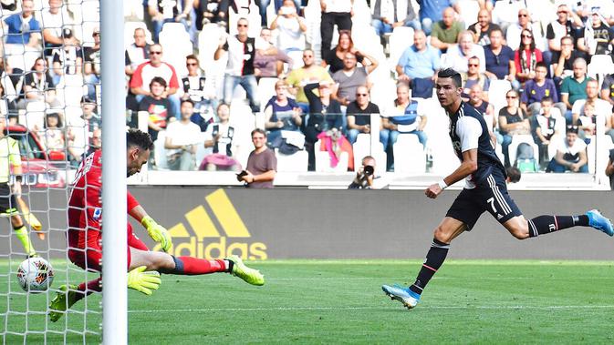 Striker Juventus, Cristiano Ronaldo, mencetak gol ke gawang SPAL pada laga Serie A di Stadion Allianz, Sabtu (28/9). Juventus menang 2-0 atas SPAL. (AP/Alessandro Di Marco)