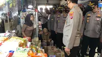 Jelang Ramadhan, Kapolres Berau AKBP Anggoro Wicaksono bersama jajarannya pmelakukan monitoring ketersediaan sembako ke Pasar Sanggam Adji Dilayas (SAD), Rabu (30/03/2022). (foto: Zuhrie)