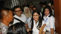 Jessica Kumala Wongso keluar dari ruang sidang Pengadilan Negeri (PN) Jakarta Pusat, Jakarta, Kamis (27/10). Jessica Kumala Wongso divonis 20 tahun penjara karena dinilai bersalah dalam kasus pembunuhan Wayan Mirna Salihin. (Liputan6.com/Helmi Afandi)