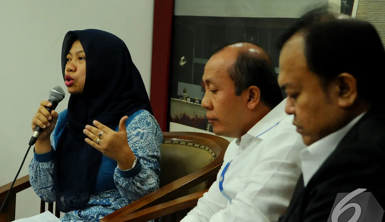 Direktur Eksekutif Perludem Titi Anggraini (kiri) saat menjadi pembicara pada diskusi "Nasib Perpu Pilkada Pasca Munas Golkar" di Gedung Parlemen, Senayan, Jakarta, Jumat (5/12/2014). (Liputan6.com/Andrian M Tunay)