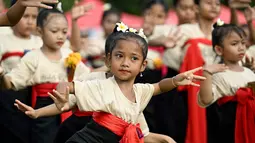 menjadi bagian dari perayaan malam pergantian tahun tanpa kembang api dan berfokus pada kekayaan budaya lokal sekaligus untuk menunjukkan regenerasi seni Bali. Tampak dalam foto, anak-anak menampilkan tarian tradisional untuk menyambut malam pergantian tahun di Bali, pada Rabu 31 Desember 2025. (SONNY TUMBELAKA/AFP)
