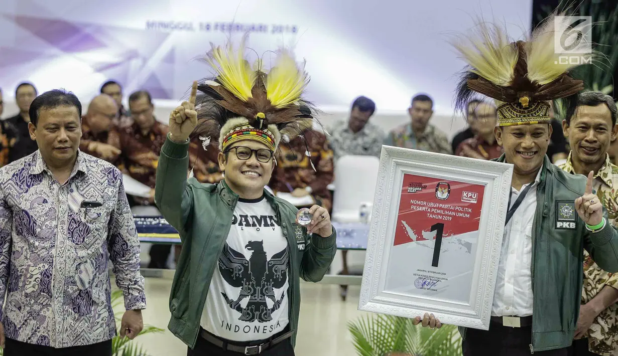 Ketua Umum Partai Kebangkitan Bangsa (PKB) Muhaimin Iskandar (tengah) mendapatkan nomor 1 sebagai peserta pemilu 2019 saat pengundian nomor urut parpol di kantor KPU, Jakarta, Minggu (19/2). (Liputan6.com/Faizal Fanani)