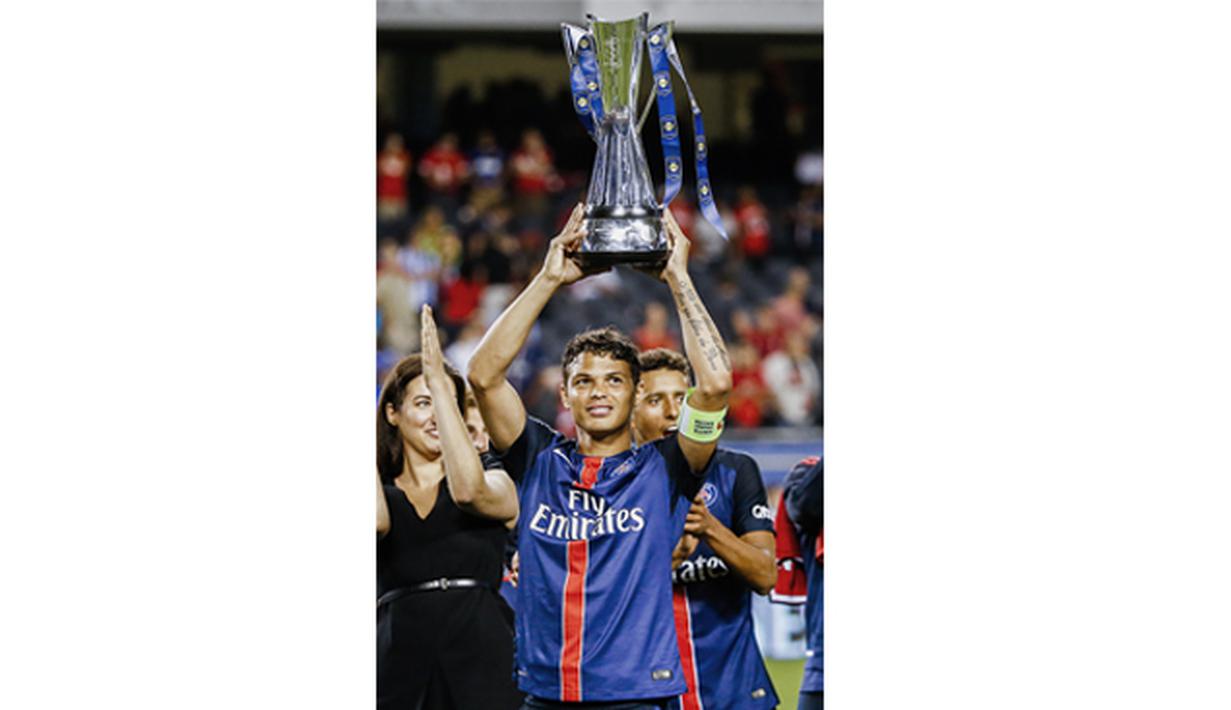 Pemain PSG, Thiago Silva mengangkat piala International Champions Cup 2015 usai berhasil mengalahkan Manchester United dengan skor 2-0 di Soldier Field, AS, Kamis (30/7) pagi WIB. (EPA/Tannen Maury)