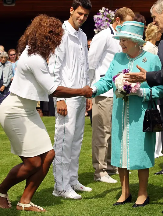 Ini adalah Serena Williams di tahun 2010 saat ia bertemu dengan Ratu Elizabeth. Serena Williams mengenakan busana bernuansa serba putih. Foto: Website.