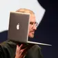 Steve Jobs saat memperkenalkan MacBook Air untuk pertama kalinya. (Foto: Business Insider)