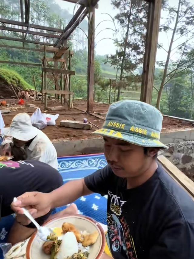 Dodit Mulyanto Bangun Rumah Jawa Kuno