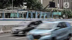 Kendaraan melintas dekat pembongkaran Halte Transjakarta Bank Indonesia di Jalan MH Thamrin, Jakarta, Senin (18/1/2021). Halte tersebut dibongkar untuk kelanjutan proyek MRT Fase 2 CP201 rute Bundaran HI-Harmoni yang ditargetkan rampung pada Maret 2025. (merdeka.com/Iqbal S. Nugroho)
