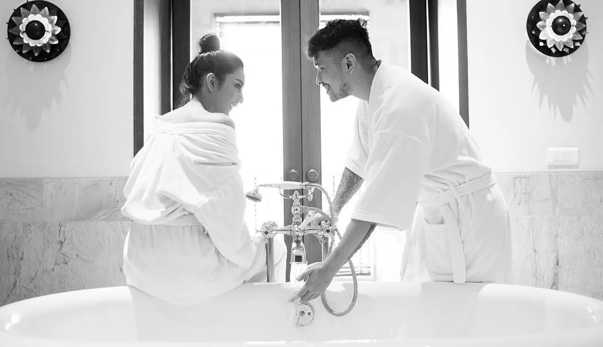 Tyas Mirasih terlihat begitu romantis saat menjalani sebuah pemotretan. Pasangan yang menikah pada 8 Juli 2017 ini tampak berfoto di atas bathtub. (Foto: instagram.com/tyasmirasih)