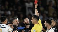 Pemain Monterrey, Sergio Ramos mendapatkan kartu merah dari wasit Ismael Rosario López setelah melakukan pelanggaran dalam laga lanjutan Liga Meksiko atau Liga MX Clausura antara Puma melawan Monterrey di Olimpico Universitario Stadium, Meksiko pada Minggu (16/03/2025). (AFP/Yuri Cortez)