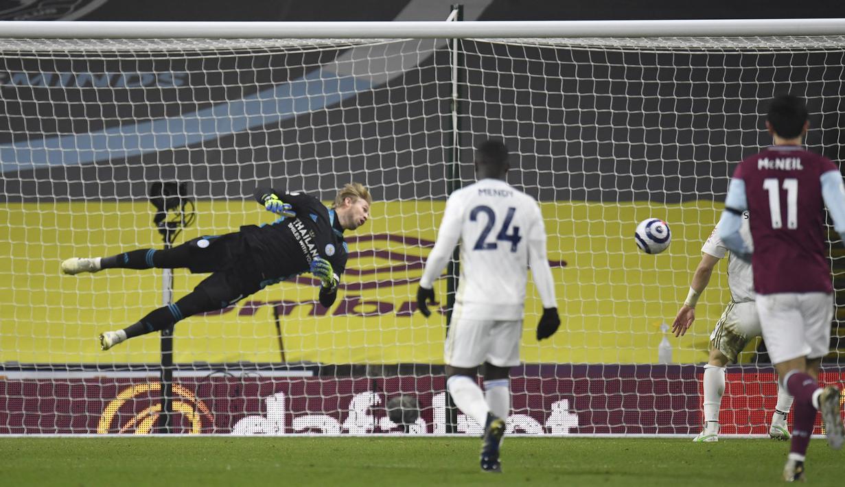 Kiper Leicester City, Kasper Schmeichel (kiri) tidak dapat mengantisipasi bola dalam pertandingan lanjutan Liga Inggris melawan Burnley. (Foto: AFP/Pool/Peter Powell)